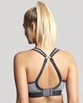 Tył sylwetki w biustonoszu sportowym ze spiętymi ramiączkami typu racerback.