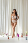 Biustonosz bardotka strapless na modelce – efekt "invisible" pod ubraniem