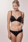 Czarny biustonosz push-up bez fiszbin na modelce – efekt uniesienia bez drutów