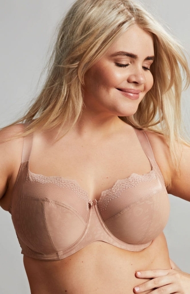 Cielista balkonetka soft na modelce – zmysłowy dekolt i naturalny kształt