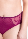 Fuksjowe figi z wysokim stanem na modelce – modelowanie i welurowy detal