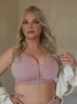 Biustonosz wiskozowy soft na modelce – naturalny kształt i swoboda