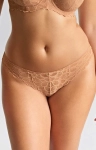 Cieliste figi brazyliany z koronką – zbliżenie na fason nude