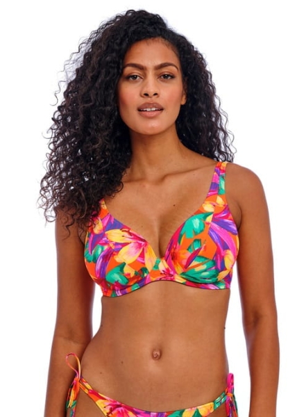 óżowa góra bikini high apex w kwiaty – zbliżenie na dekolt