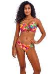 Różowy komplet bikini w kwiatki na sylwetce – styl plażowy