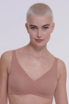 Beżowy biustonosz soft bez fiszbin na modelce – naturalny kształt