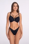 Cała sylwetka modelki w czarnych figach brazylianach – klasyka bikini