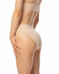 Profil modelki w cielistych figach z wysokim stanem – bambusowa wygoda