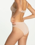 Profil modelki w cielistych figach bambusowych – klasyczna linia i wygoda