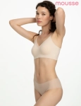 Cała sylwetka modelki w bezszwowym komplecie nude – ultralekka bielizna
