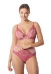 Elegancki komplet Ofelia w odcieniu brudnego różu. Biustonosz push-up z wyjmowanymi wkładkami zdobi miękka, kwiatowa koronka. Model posiada fiszbiny, satynowe ramiączka i ozdobny kamyczek. Wysokie figi łączą gładki materiał, siateczkę oraz koronkę.