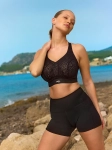 Modelka w biustonoszu sportowym Panache 5022F na plaży.