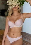 Modelka w bieliźnie Nina, ujęcie z naturalnym akcentem.