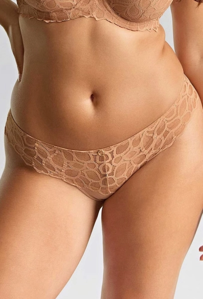 Beżowe majtki koronkowe Panache Allure 10762 Honey – widok z przodu na modelce.