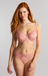 Różowy komplet bielizny Panache Amour Rose Pink z koronką – modelka w pełnej sylwetce z przodu.