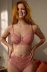 Biustonosz Panache Amour Rose Pink w nastrojowej sesji lifestyle – modelka przodem.