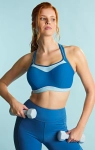 Niebieski sportowy biustonosz Panache Power 5021F Ocean – modelka z hantlami.