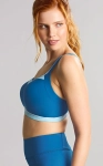 Sportowy biustonosz Panache Power Wired Ocean – profil i linia miseczek na modelce.