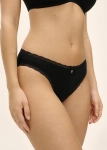 Zbliżenie na czarne figi Freya Flirt Black z ozdobną kokardką