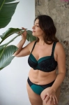 Modelka koło roślin w biustonoszu Ewa Michalak BM Galway Czarno Zielonym