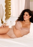 Modelka leżąca na łóżku w bieliźnie Elomi Lucie Mocha