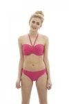 Wakacyjny zestaw bikini w różowym kolorze – modelka w modnym stroju.