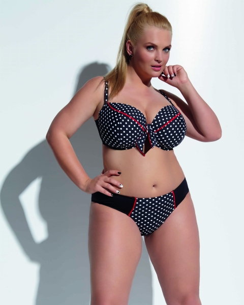 Klasyczne czarne figi kąpielowe z motywem drobnych groszków z przodu, elegancki dół od bikini.