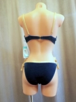 Tył welurowego stroju kąpielowego – złote ramiączka i wiązania bikini.