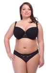 Modelka plus size w czarnym komplecie z usztywnianą balkonetką i figami.