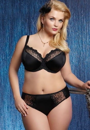 Czarny biustonosz semi-soft z haftowaną górą miseczek prezentowany na modelce.