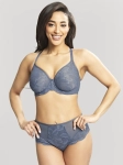 Uśmiechnięta modelka w komplecie blado-niebieskiej bielizny: biustonosz full cup i wysokie majtki.
